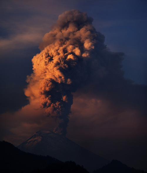 dranilj1:  Exalación. Volcán Popocatepetl. by DrCarlosAMG on Flickr.