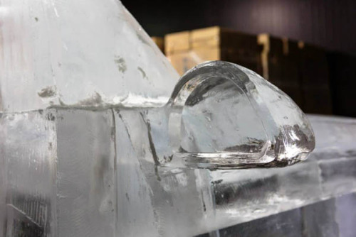 bri-ecrit:  bobbycaputo:  Fully Functional and Driveable Truck Made of Ice A Canadian ice sculpture company called Iceculture took on an incredible challenge recently. The result is pretty much unbelievable. Canadian Tire, a battery company, wanted