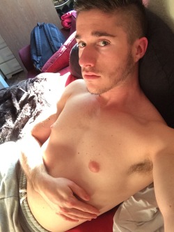 gaysouthaussie:  gwensdeafani:  It’s really bright so naturally I got half naked for a selfie  gaysouthaussie