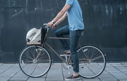 bisign: BIKING WITH A LAPTOP(vía A Protean Solution to Biking with a Laptop | Gessato Blog)