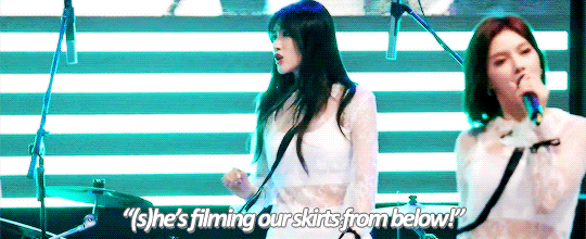 femaleidols:  hyuna warning her members about a fan/cameraman who was filming them