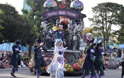 erika-de-claire: //Emily/Beating Heart Bride officially has a face character in a parade!!Emily is q