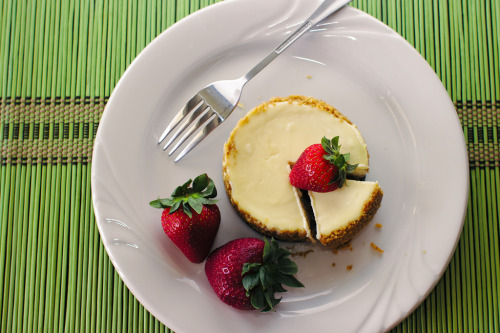 delectabledelight: Mini Cheesecake with Strawberries, Overhead (by stwijaya)