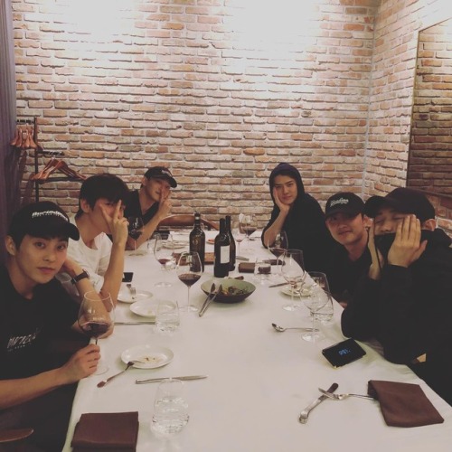 flirtexo:. LISTEN THERE ARE 9 WINE GLASSES ON THE TABLE AND IN THE HASHTAGS SEHUN SAYS HE DOESN’T KN