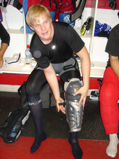 bluesocksmell:  Hockey behind the scenes inside the locker room 