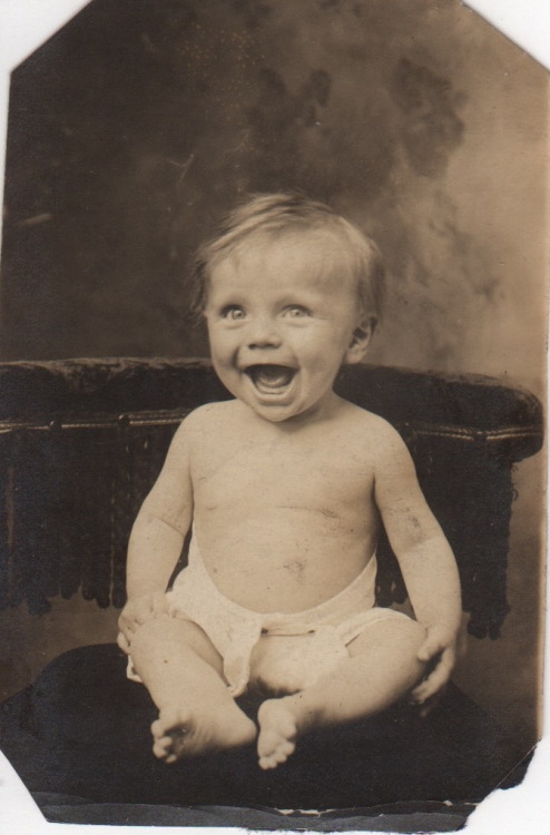 nightsinwhitesatins97:i started a collection of vintage photographs i find/buy at thrift stores and 