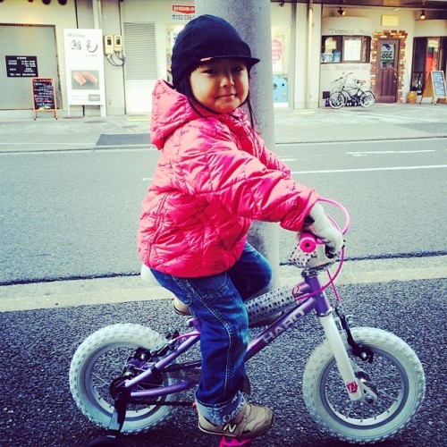earlybirds-breakfast: サンタさんからプレゼントで自転車をもらったかこちゃん‼︎良かったね^ ^ She got a bike as a christmas present fro