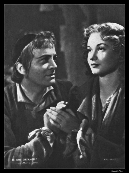 Osvaldo Valenti e Maria Denis in una scena di Le Due Orfanelle (1942) diretto da Carmine Gallone. Te