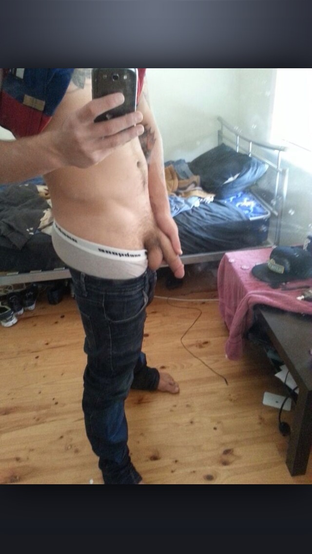 str8ozboys:  Hot str8 Aussie bogan - fuck me now! 😜 