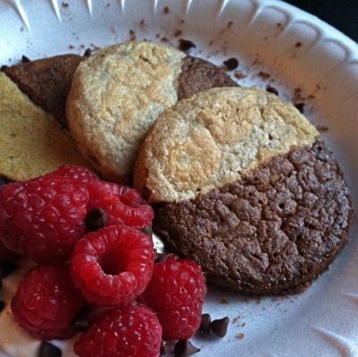 cheftiffy:
“ ~BLACK & WHITE COOKIE PANCAKES~
(Makes 1 Serving)
In a Bowl, Mix:
½ Cup Oat Flour
½ Cup Unsweetened Almond Milk
¼ teaspoon Baking Powder
(Optional: Add Sweetener)
Separate mix into 2 bowls.
In the 1st bowl, whisk in:
2 TB Cocoa...