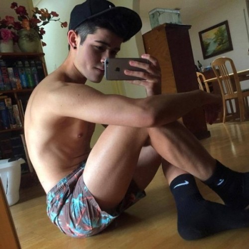 https://horniboisteenbois.tumblr.com/post/169088428520