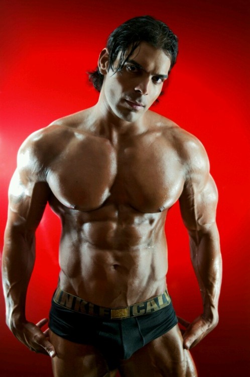 chit28:  Sexy Asian fitness stud Jagjit Athwal. All I keep looking at are those ABS ABS ABS !!!!!WOW!!!!!