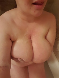 hmcouple:  Some bath time boobs and booty