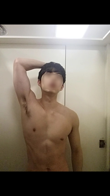 dirtyoutsidedick:  이렇게 올리면 더 자극적일려나 사실 저긴 탈의실이었지요ㅎㅎ 겨드랑이 성애자 엄청 많네요 냄새나는 내 겨드랑이 빨리고싶다..