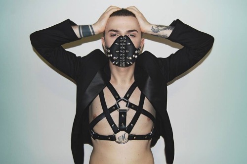 morgangrottesco: Gianmaria Mc Ruz in mask: Jan Eneskey harness: Zana Bayne Leather