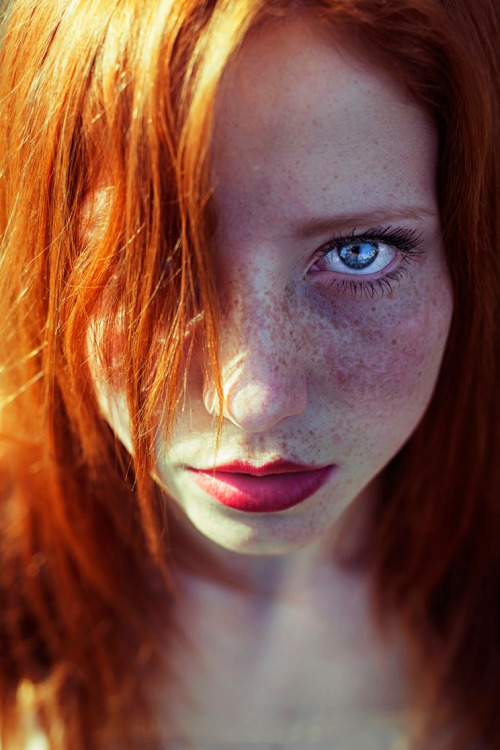 sugar-nextdoor:for-redheads:The Red Queen ~ Asima Sefic by Maja Topcagicoh my god