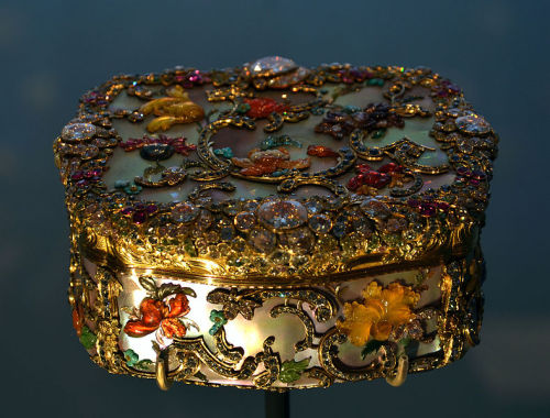 Snuff box made of mother-of-pearl, gold, diamonds colored with back foils, precious and semi-preciou