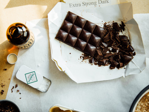 sweetoothgirl:    CHOCOLATE-STUDDED COCONUT OIL BROWNIES   