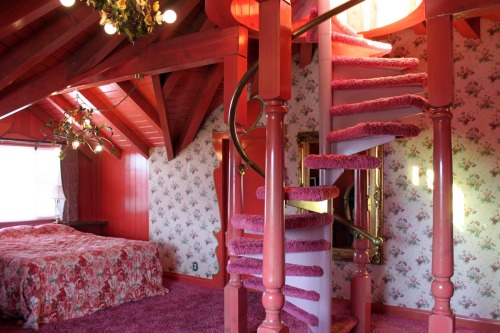 eyesaremosaics:Love nest suite at the Madonna Inn