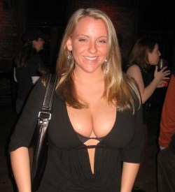 cleavage-n-downblouse.tumblr.com post 65499553793