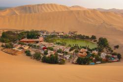 stunningpicture:  Peruvian Oasis Town Huacachina