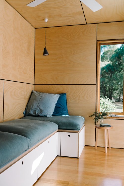  Amy Plank and Richard Vaughan‘s Home, Wattle Bank, Australia,Formed by three 20′ shipping container