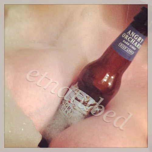 etnatubed:  bubbles, boobs, and beer…oh my!  (gifs? yes? no? leave me an ask 😉😘)