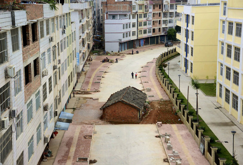 Nail house in Nanning, China April 2015. REUTERS/Stringer2000x1358