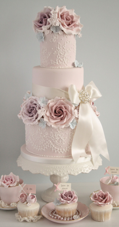 bellethemagazine: Wedding Cake Ideas: Sugar Flowers ift.tt/1T0VJrN