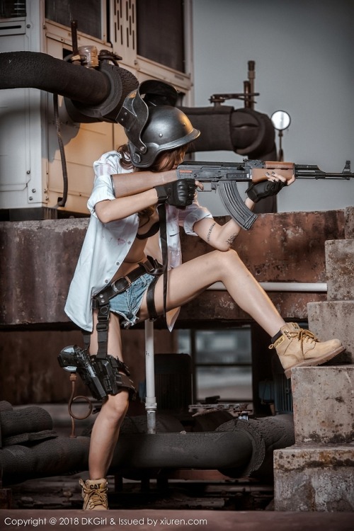 Chinese model 蔡乐儿, PlayerUnknown’s Battlegrounds cosplay. Her weibo.