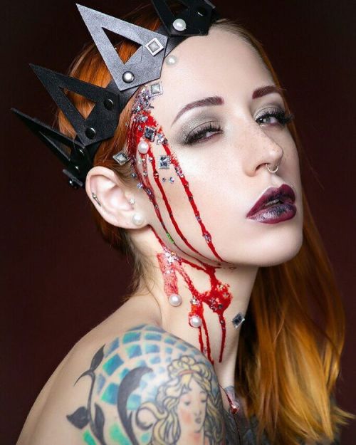 Evil red queenWhat is your #Halloween costume? Photo @alice_sudos_photo FX @demidasbeauty crown @s