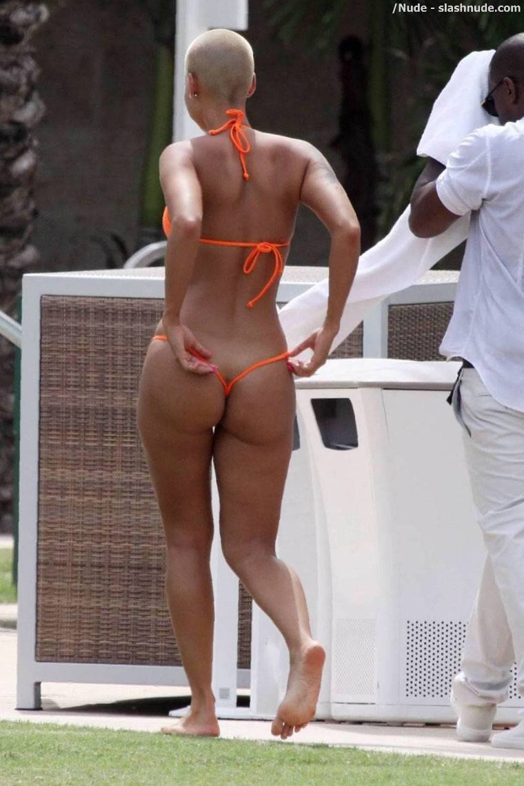 sexciiwomeninlingerie:  Amber Rose takes off her bikini top and parades around with