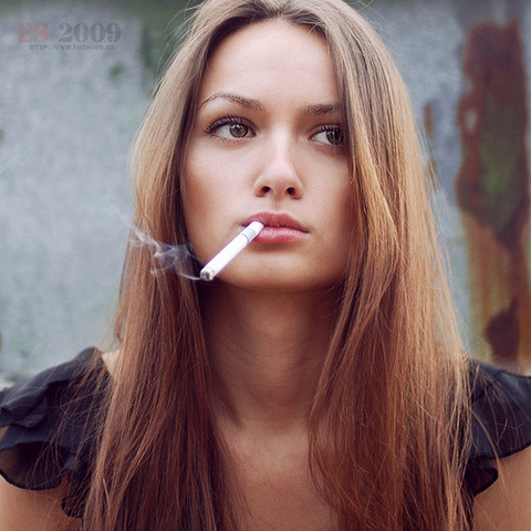 handcock69: sexysmokingbabes: hot dangle…. Sexy Smoker