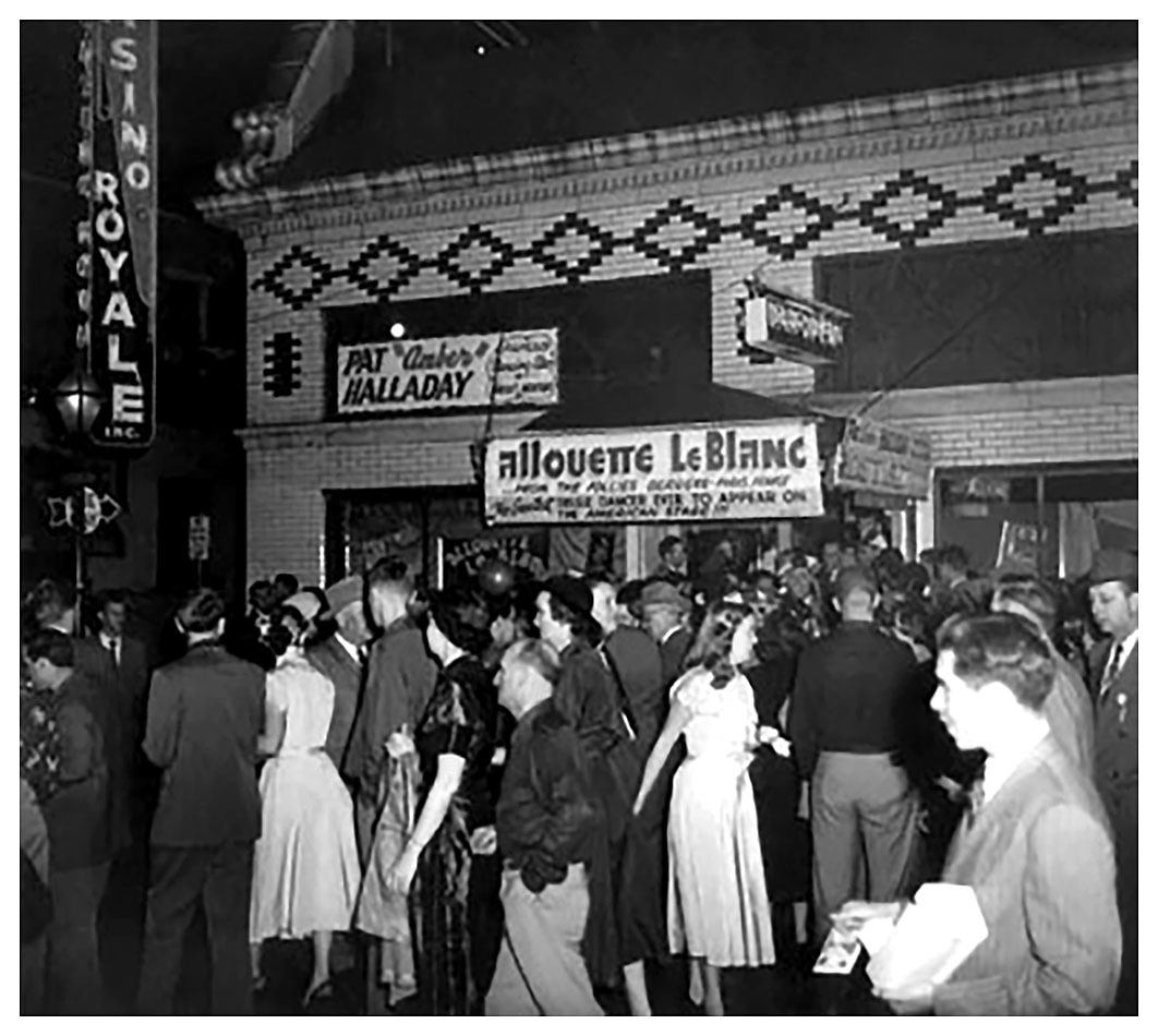 Vintage press photo dated from the early-1950&rsquo;s shows crowds outside the