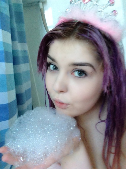 welshdaddy:  littlestloucub:  Princess bubbles!!  Cute overload!