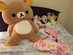 cutesyadorablycuddly:  alexinspankingland:  Playtime?!   I did not realize how humongous that Rilakkuma was!  The most biggest ever!!