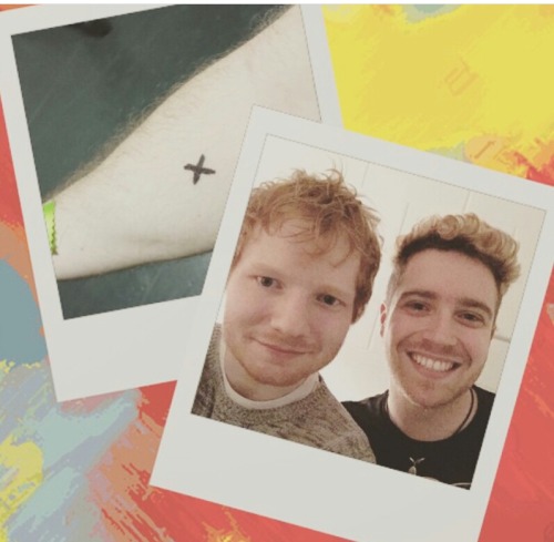 lubagifs:  Que Amorzinho o Lucas com o Ed Sheeran 💜💜😍
