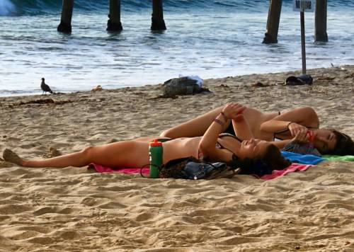 #hermosabeach #hermosabeachpier #iphonegirls #sunbathing #bikinigirls #layingdown #lagirls (at Hermo