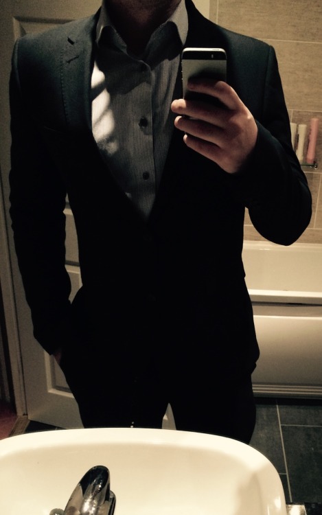 loopylass55:  rugbylad24:  Home from work and time to strip off 