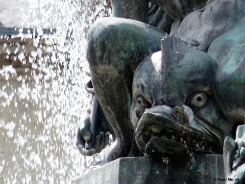 rosemonetphotos: Détail de la fontaine de la place royale à Nantes (France).