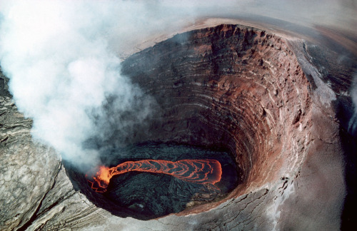 An aerial view of the lava lake in Pu'u O'o crater, taken Aug. 30, 1990.  J.D. Griggs, USGS.