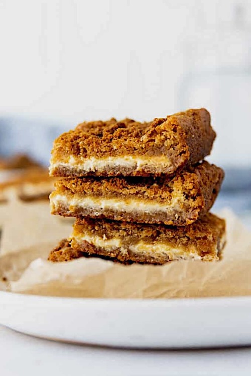 fullcravings:  White Chocolate Biscoff Blondies