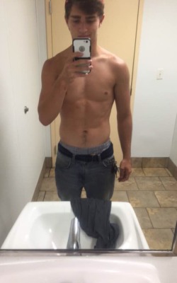 straightathletes:  This college golfer was horny at dinner so he sent me a few pics 😏