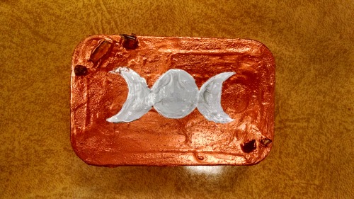 rainfilledjars:I finished my pocket altar!