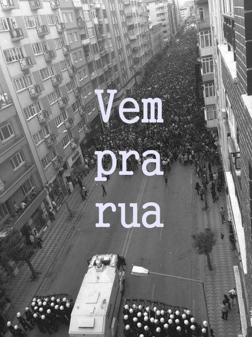 aqui-jaz-meu-coracao:  2013: O ano em que o Brasil cansou de gritar por gols, e decidiu gritar pela história.  Sorry for the inconvenience, we’re changing the country.  