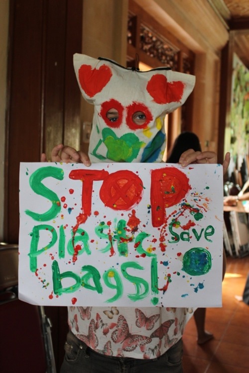 captainstarrgirl: Stop Plastic with Diet Kantong Plastic at Ubud Writer Reader Festival 2013.. I Love You with No Plastic