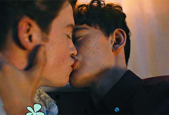 duckflyfly:Would you kiss me? Yeah.