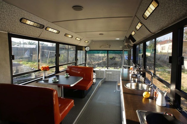 aros:  HUGE PUBLIC BUS REFURBISHED TO AN ON THE GO HOME 