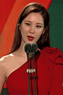 seohyun presenting best screen play at baeksang art awards