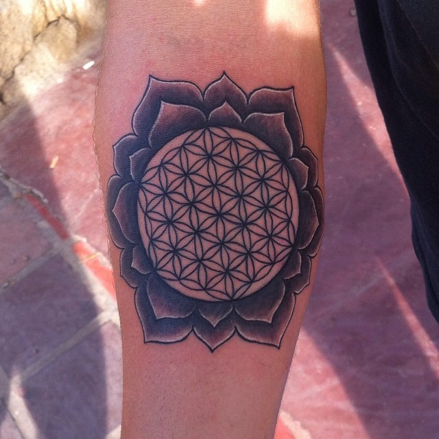 #tattoo #tatuaje #ink #inkjunkeyz #mandala #brazo #geométrico #negro #sombras #lineas